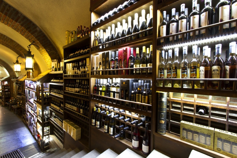 bar-NANS LES PINS-min_world_street_travel_shop_canon_georgia_wine_bottles-429767